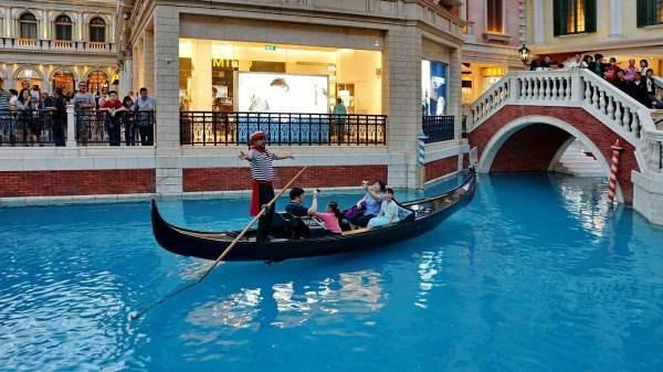 澳门,向尊敬的听众朋友们致意